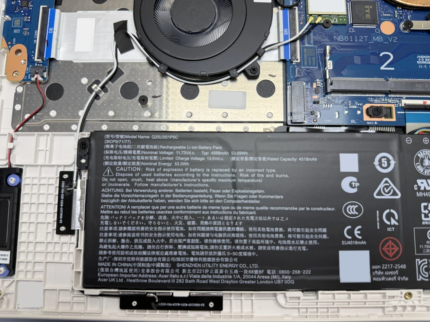 Aspire Lite 15 內部近拍:53Wh 3 芯電池標籤、空的 M.2 SSD 插槽與第二條記憶體插槽