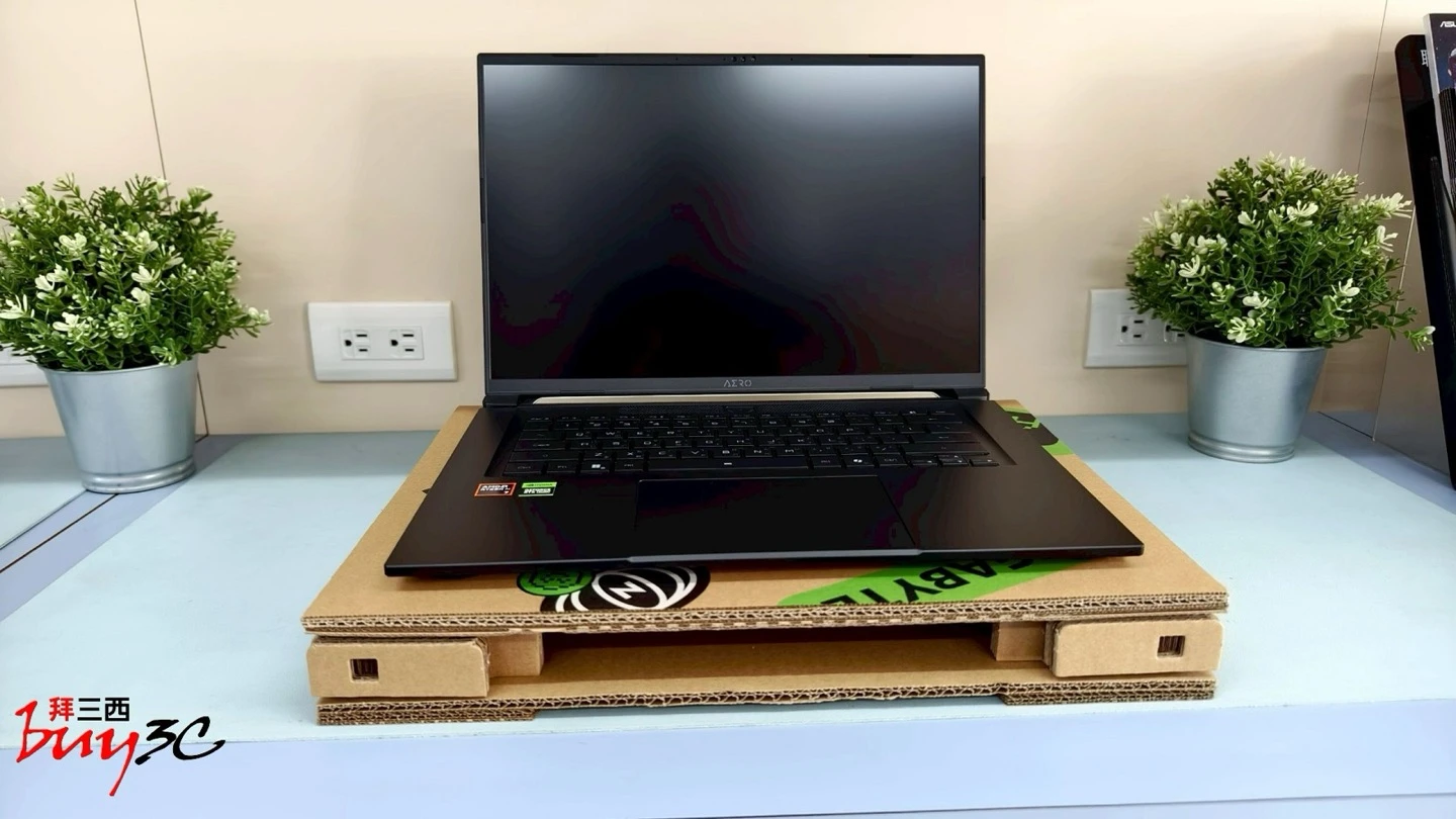 AERO X16 放在紙箱摺成的散熱支架上