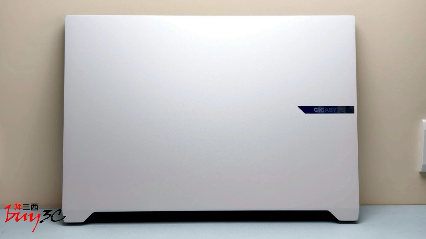 AERO X16 幻月白上蓋與右側 GIGABYTE 銘版