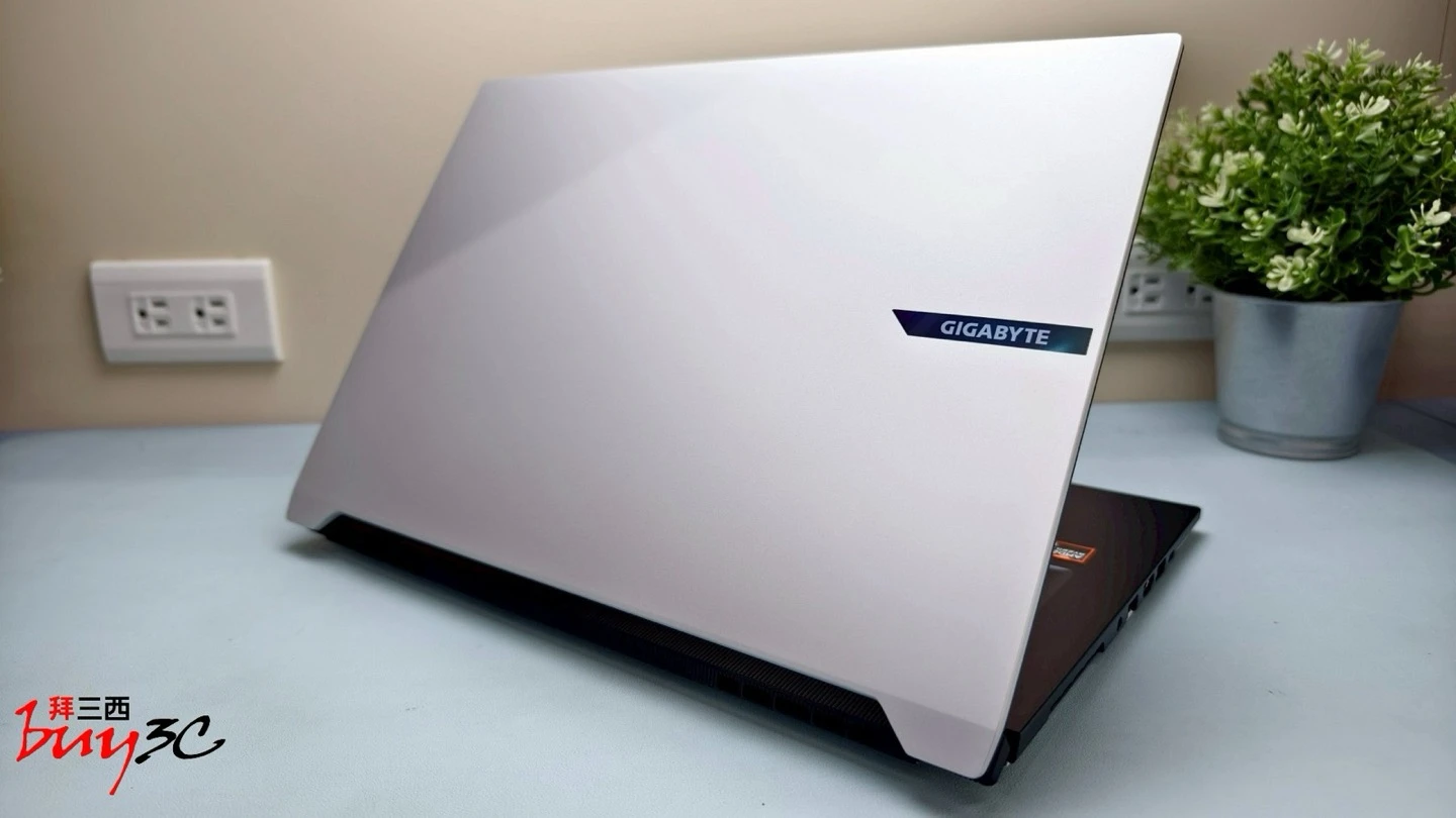 AERO X16 上蓋另一側斜角與 GIGABYTE 幻彩銘版