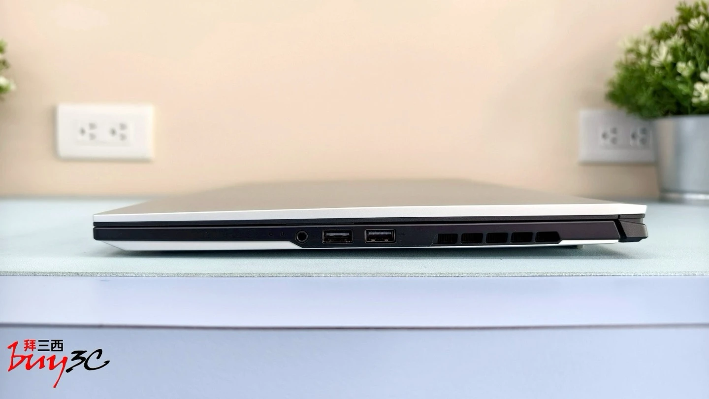 AERO X16 右側連接埠：3.5mm 耳機孔與兩組 USB-A