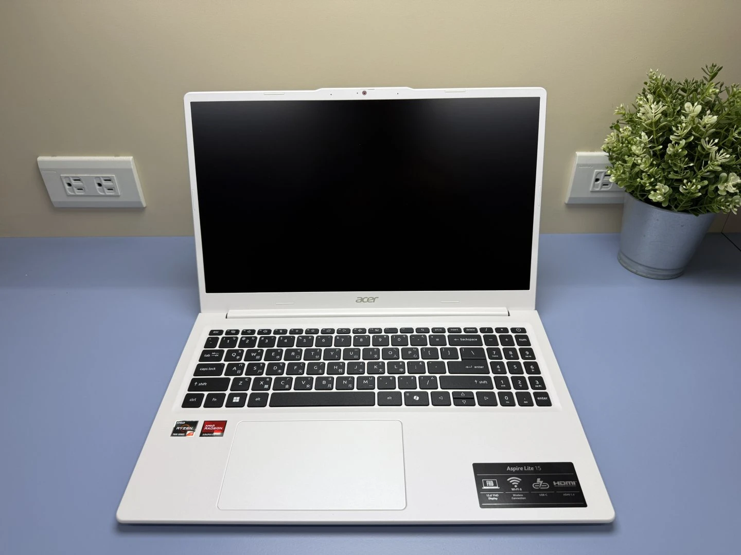 Acer Aspire Lite 15 AL15-49P-R1J4 白色正面：15.6 吋螢幕與含數字鍵的全尺寸鍵盤