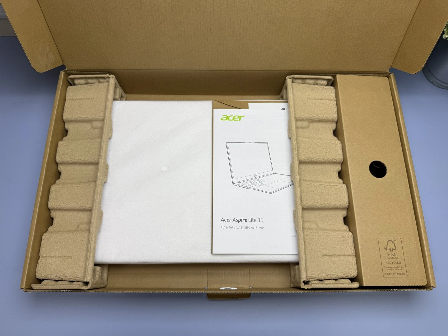 Acer Aspire Lite 15 外箱打開：紙漿緩衝材、筆電本體與說明書