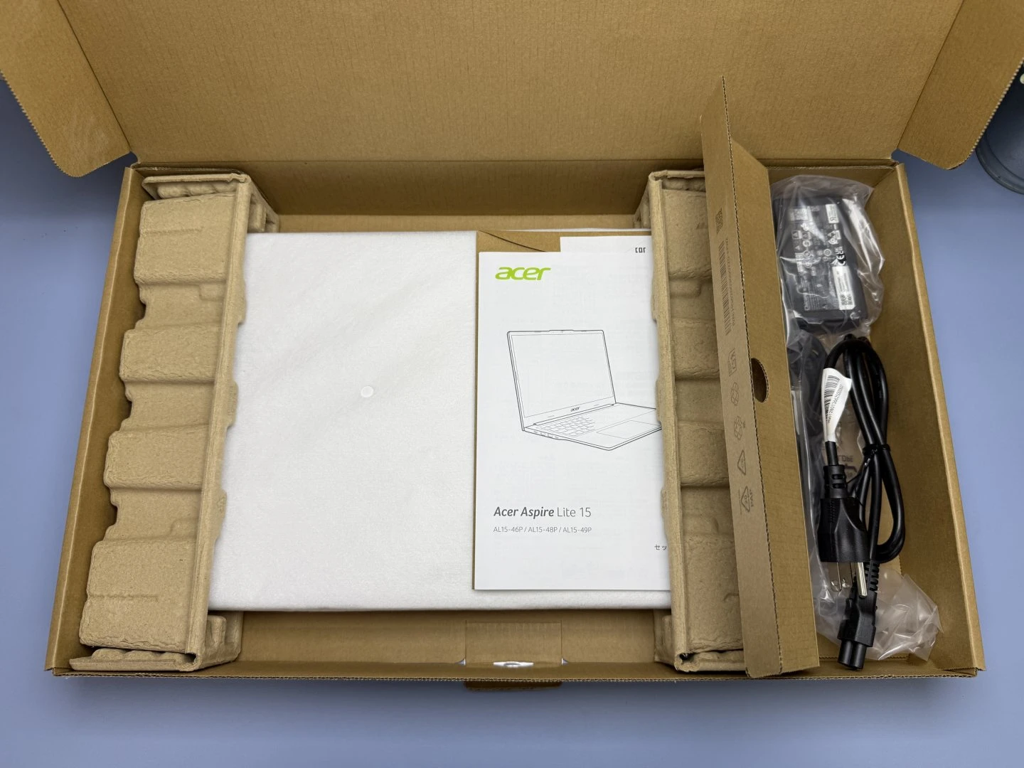 Aspire Lite 15 配件盒：原廠電源轉接器與電源線