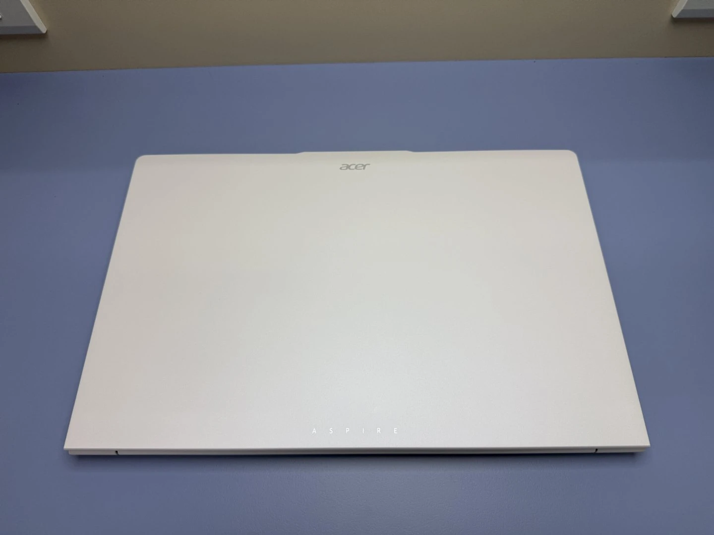 Aspire Lite 15 白色上蓋與 acer 標誌、ASPIRE 字樣