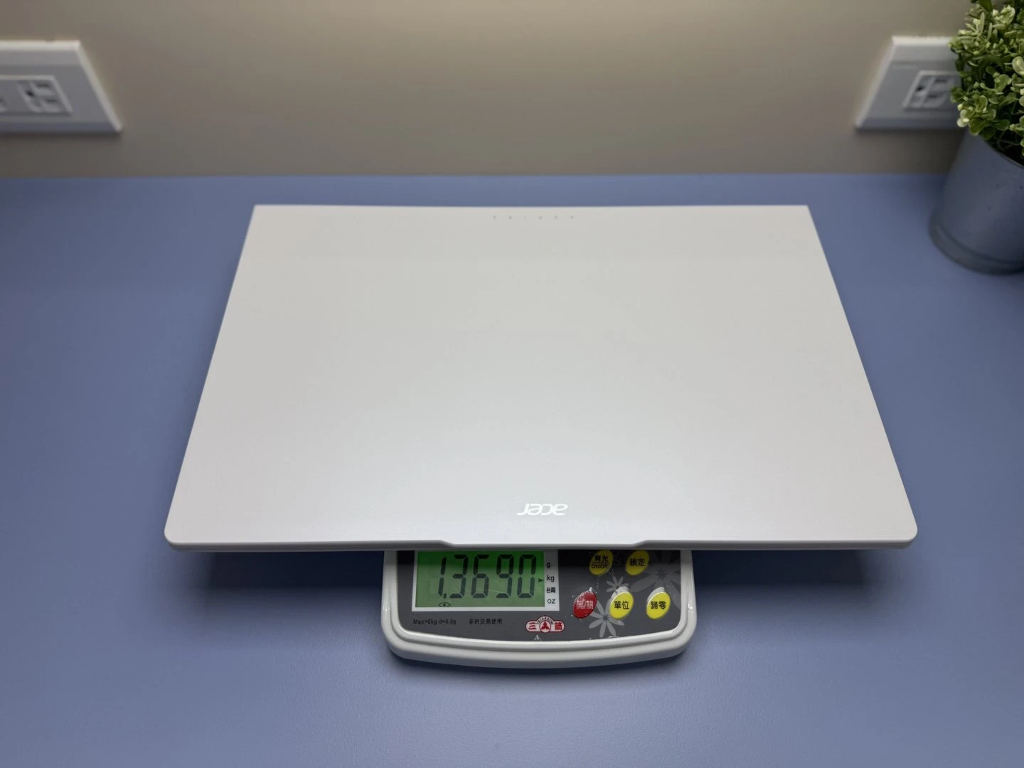Aspire Lite 15 電子秤實測重量約 1.369kg
