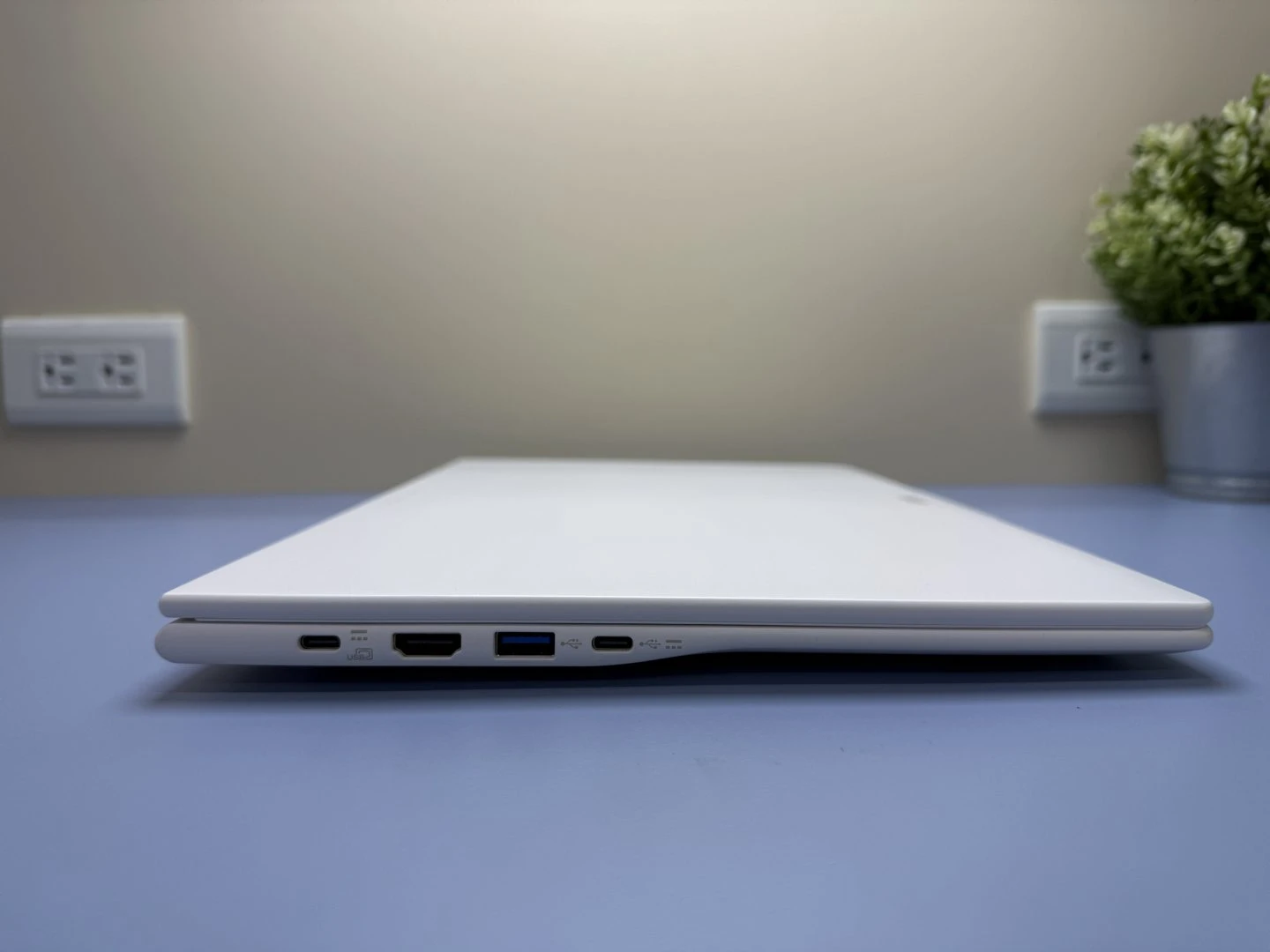 Aspire Lite 15 左側連接埠：全功能 USB-C、HDMI 1.4、USB 3.2 Gen 1、USB-C
