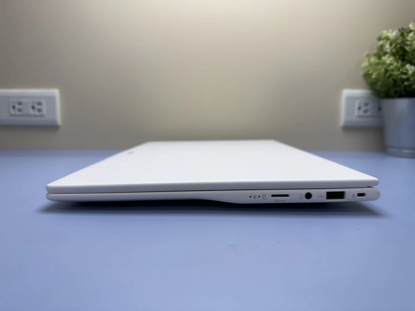 Aspire Lite 15 右側連接埠：MicroSD 讀卡機、3.5mm 音源孔、USB 2.0、Kensington 安全鎖孔