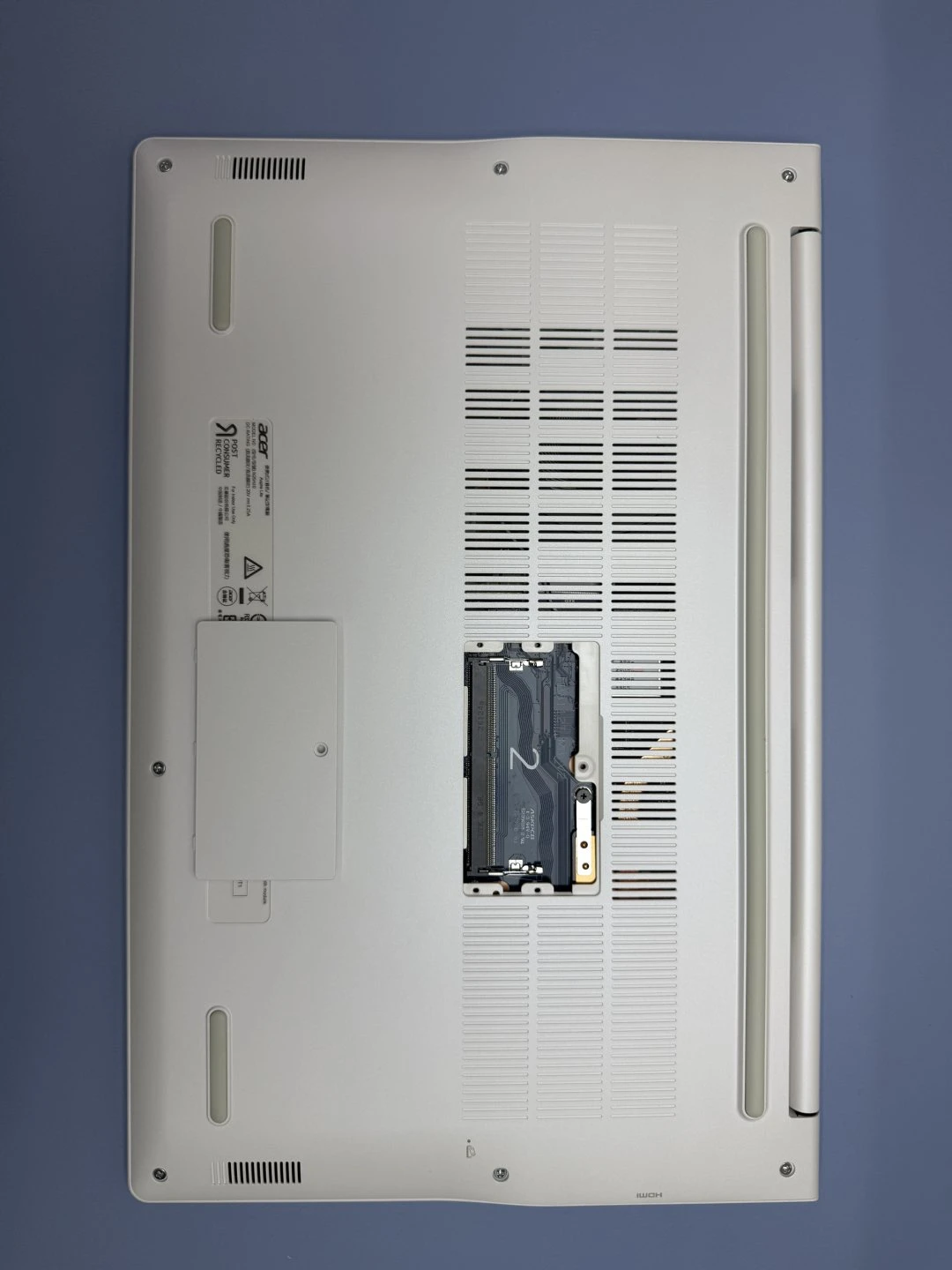 Aspire Lite 15 底部記憶體擴充蓋打開，露出空的第二條 SO-DIMM 插槽