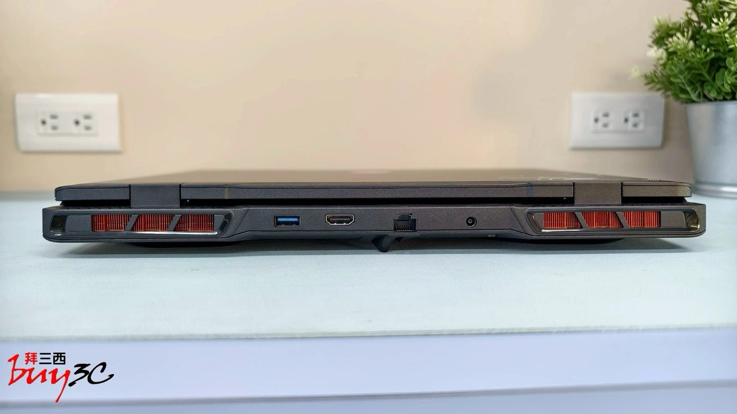 Crosshair 16 HX AI 後方連接埠：USB-A、HDMI、RJ-45、電源孔