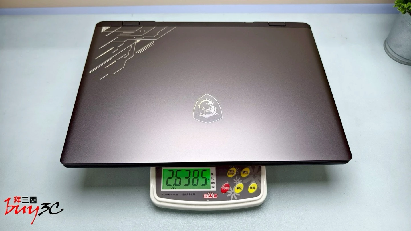 Crosshair 16 HX AI 電子秤實測重量約 2.64kg