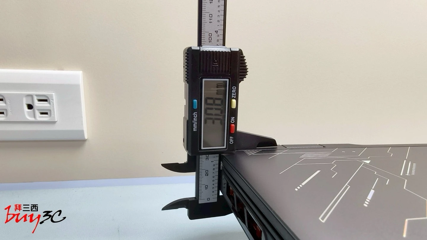 Crosshair 16 HX AI 卡尺量測機身最厚處約 30.8mm