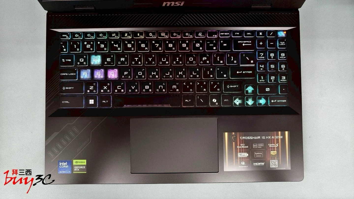Crosshair 16 HX AI 24 區 RGB 鍵盤背光與半透明 WASD 鍵