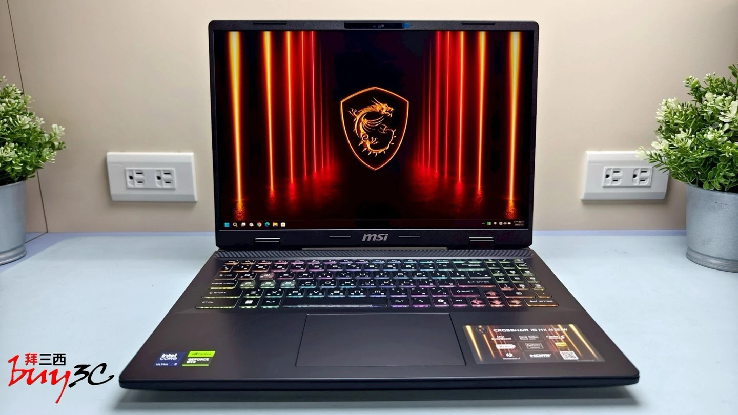 Crosshair 16 HX AI 正面：螢幕點亮與 RGB 鍵盤背光