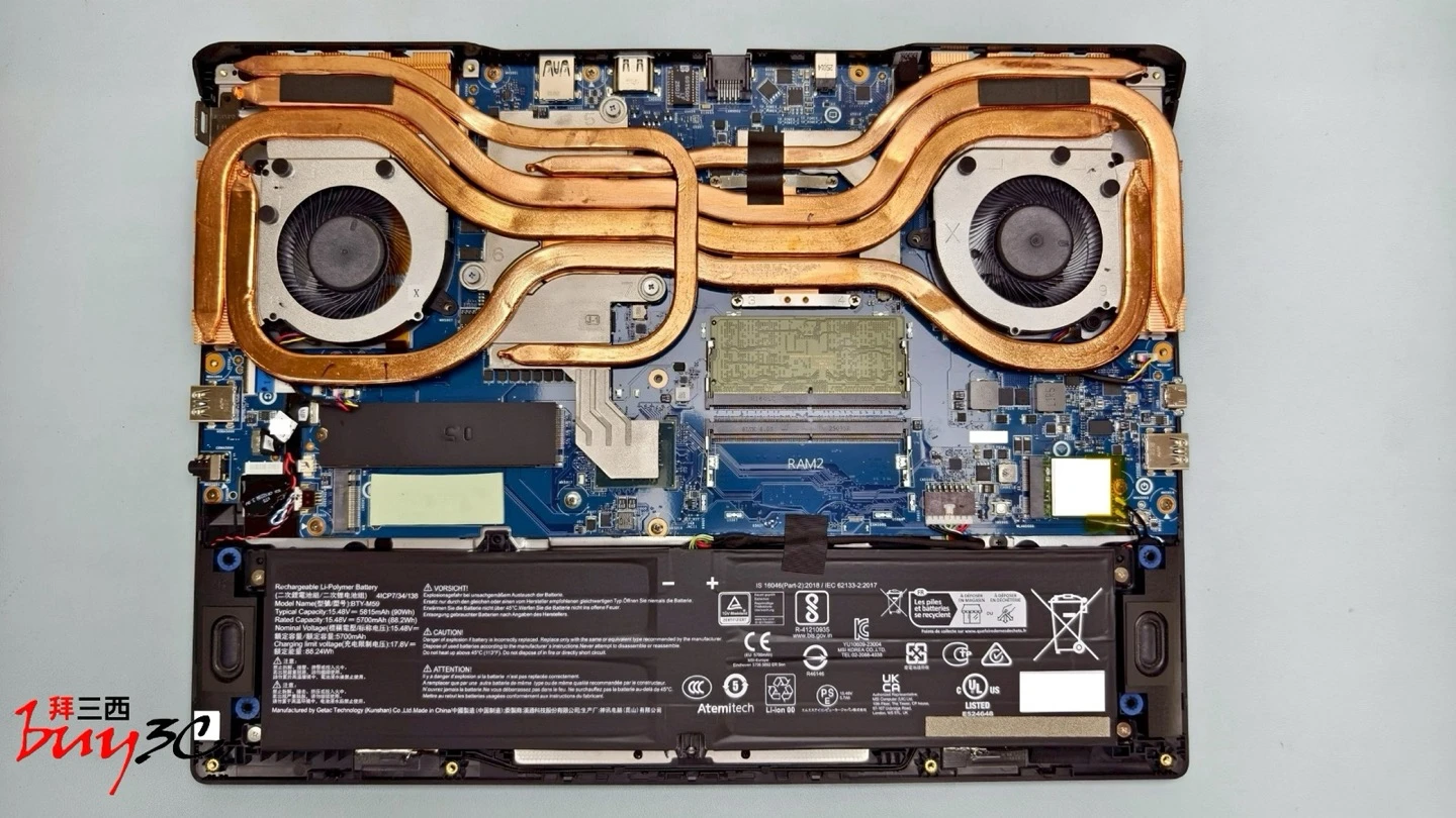 Crosshair 16 HX AI 拆機內部：雙風扇、銅熱導管、記憶體插槽、M.2 SSD 與電池