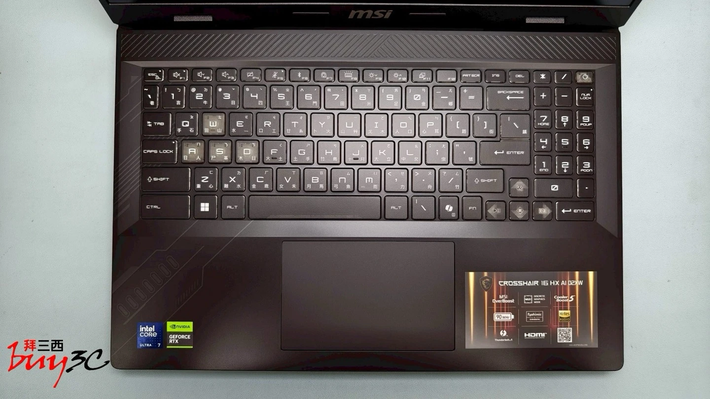 Crosshair 16 HX AI 全尺寸鍵盤、數字鍵區與觸控板