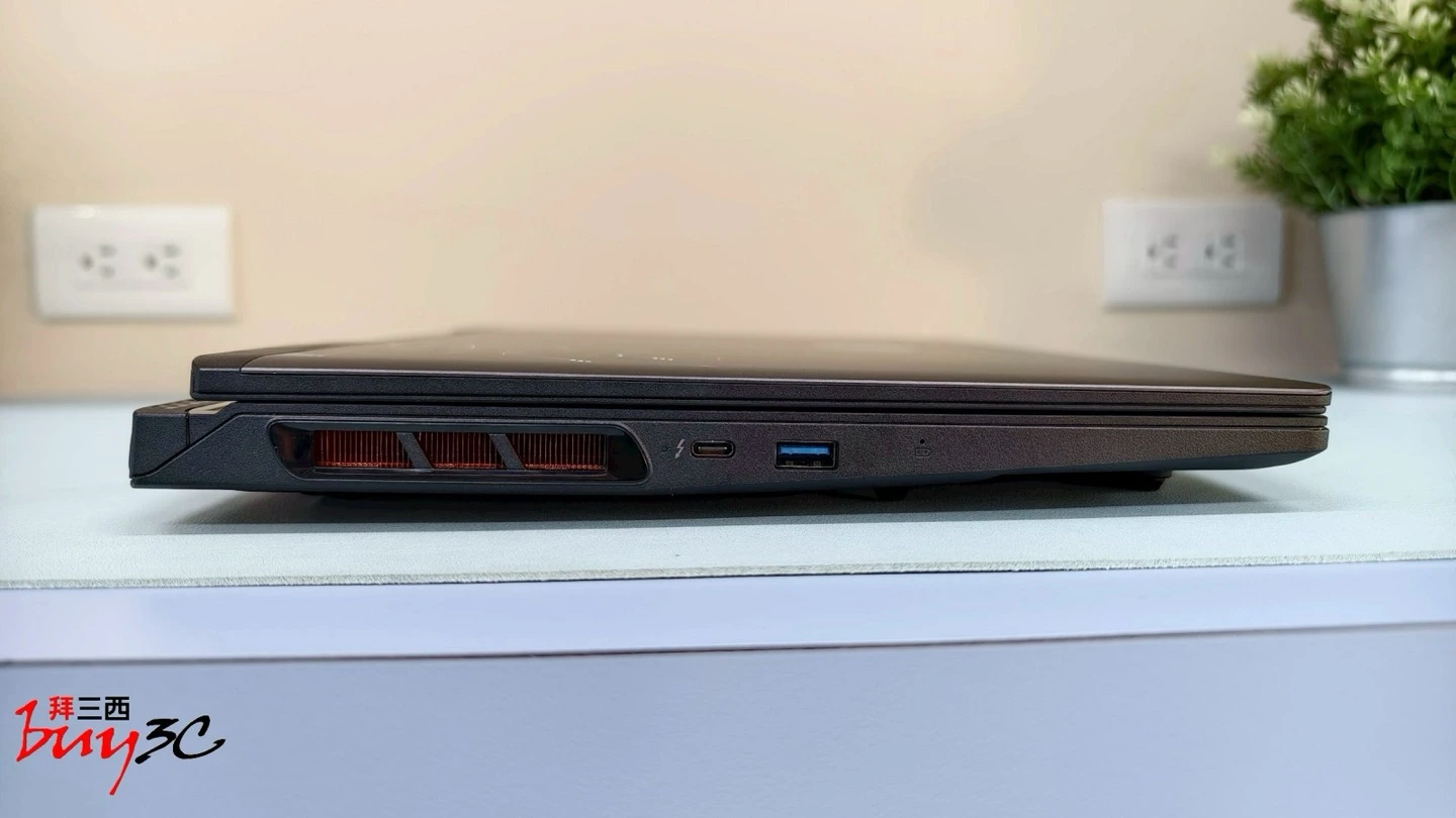 Crosshair 16 HX AI 左側連接埠：Thunderbolt 4、USB-A