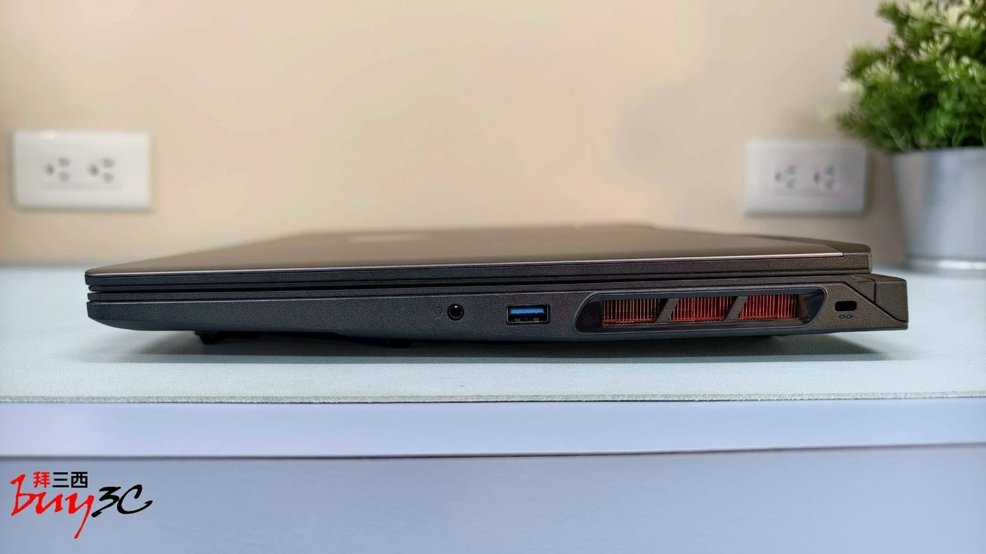 Crosshair 16 HX AI 右側連接埠：3.5mm 音訊孔、USB-A、筆電鎖孔