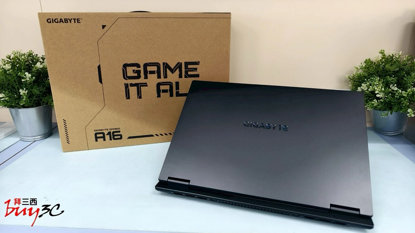 GAMING A16 外箱「GAME IT ALL」與筆電上蓋