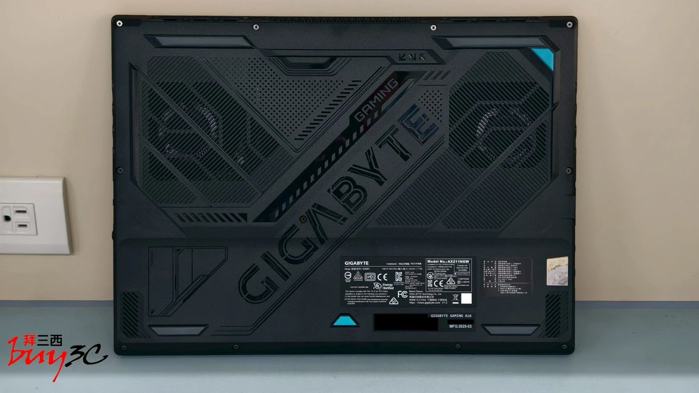 GAMING A16 底蓋：大面積 GIGABYTE 標誌與機甲風格紋路