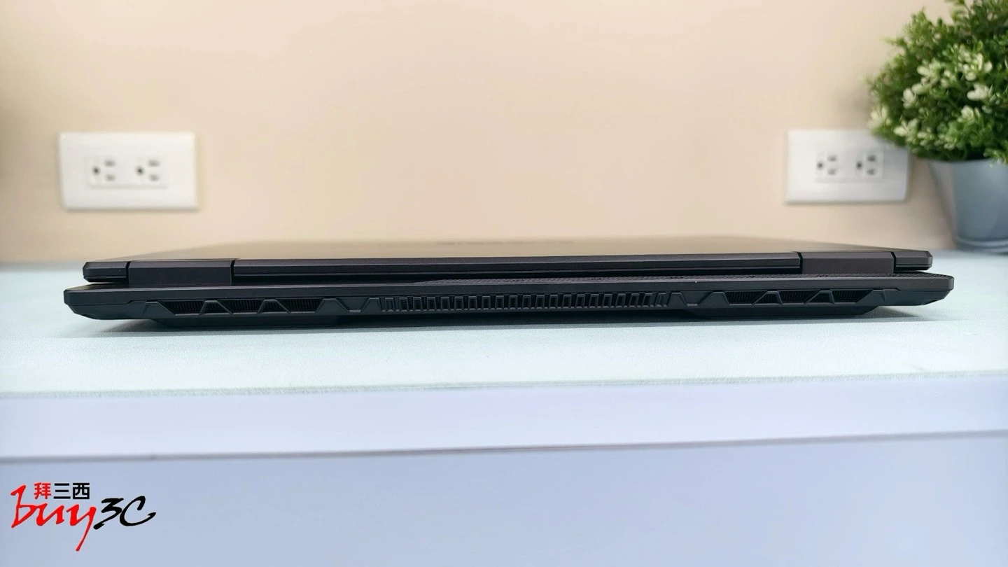 GAMING A16 後方散熱孔