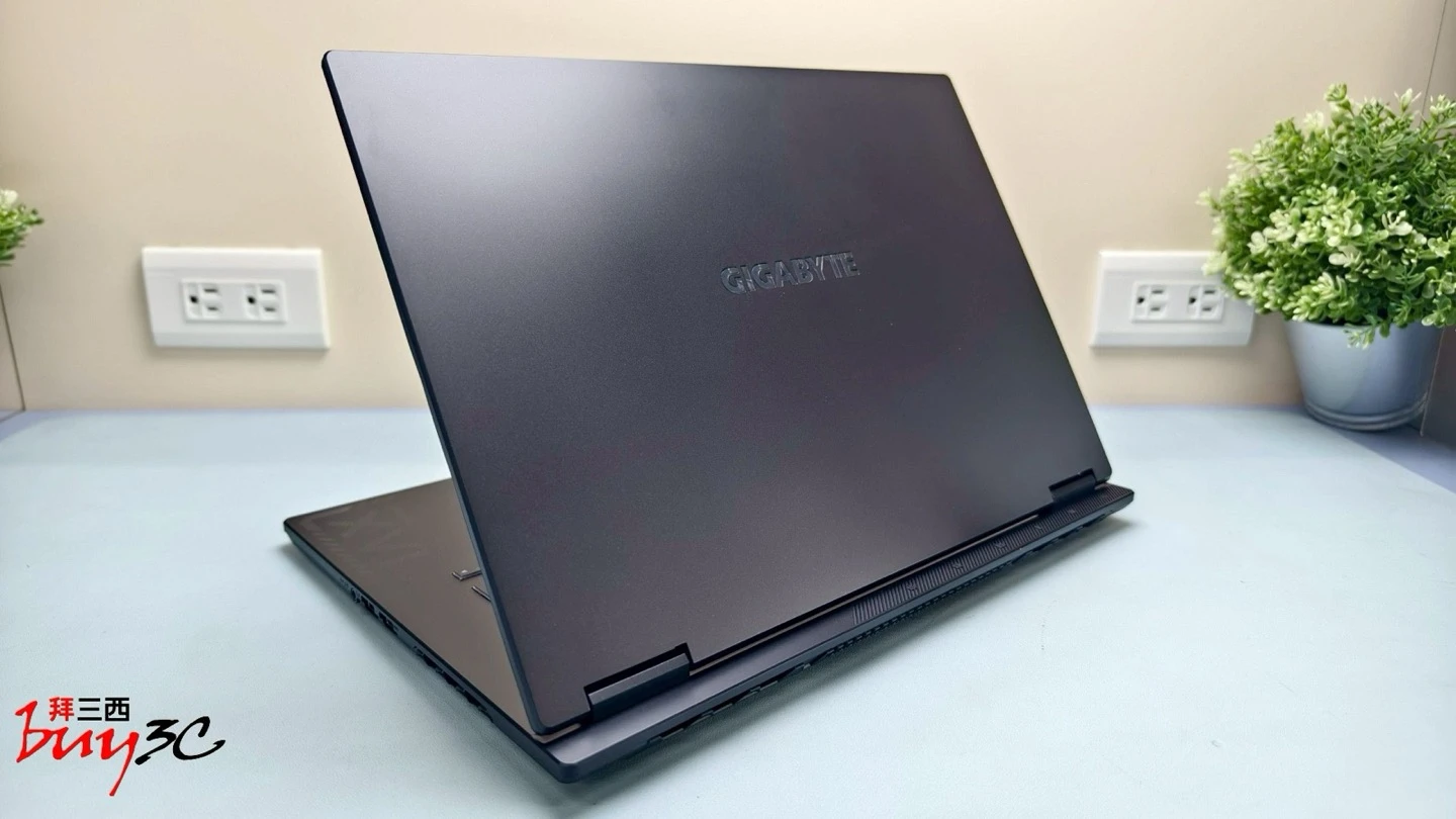 GAMING A16 後方斜角：霧面上蓋與 GIGABYTE 標誌