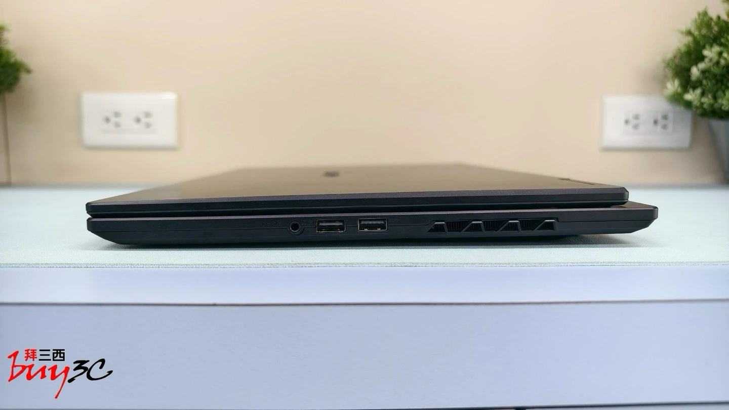 GAMING A16 右側連接埠：3.5mm 音訊孔、兩組 USB-A