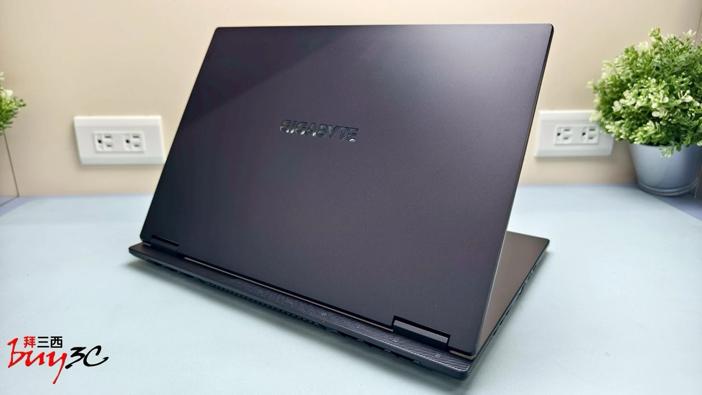 GAMING A16 另一側後方斜角