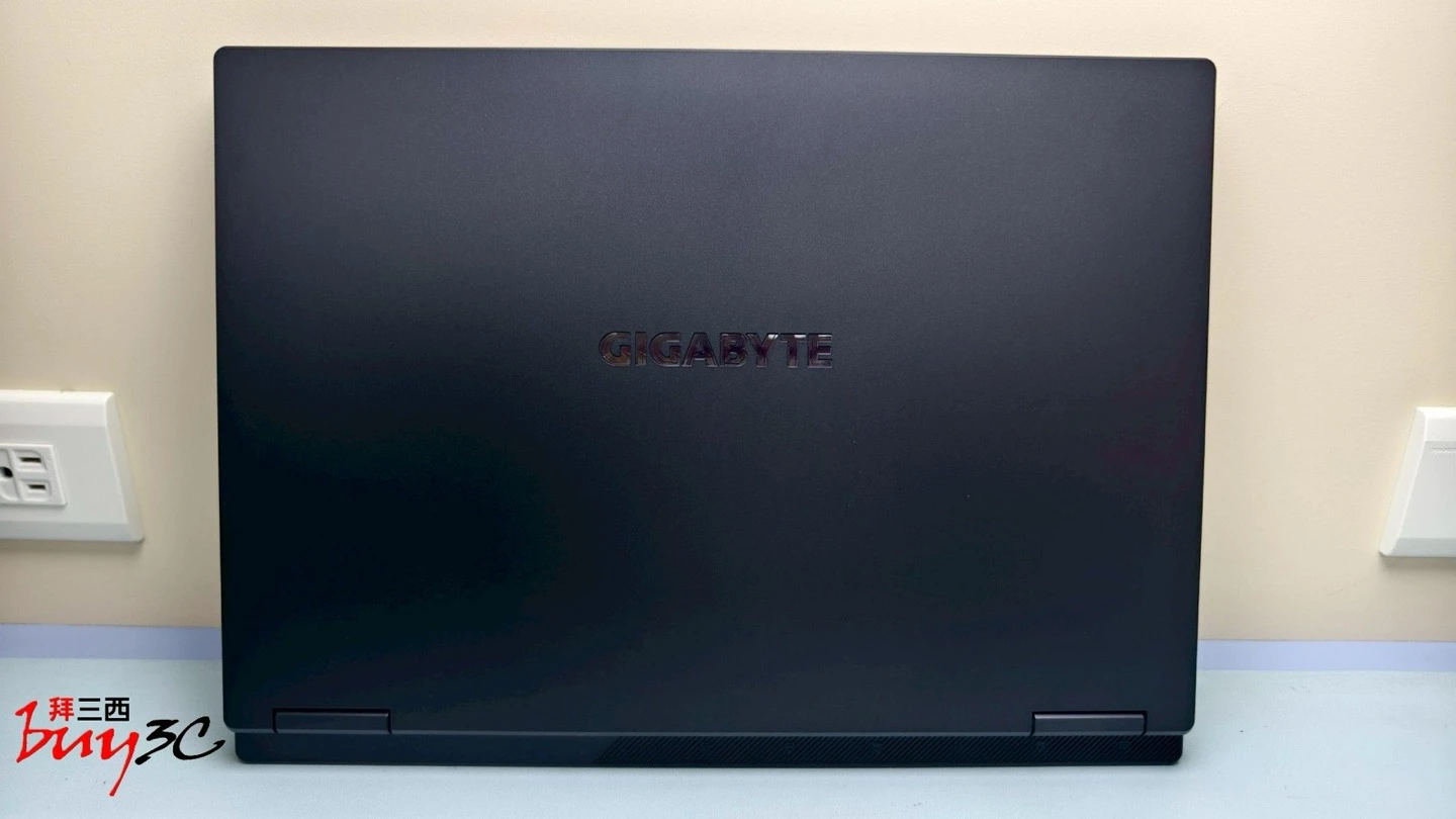 GAMING A16 上蓋正面：銘刻 GIGABYTE 標誌