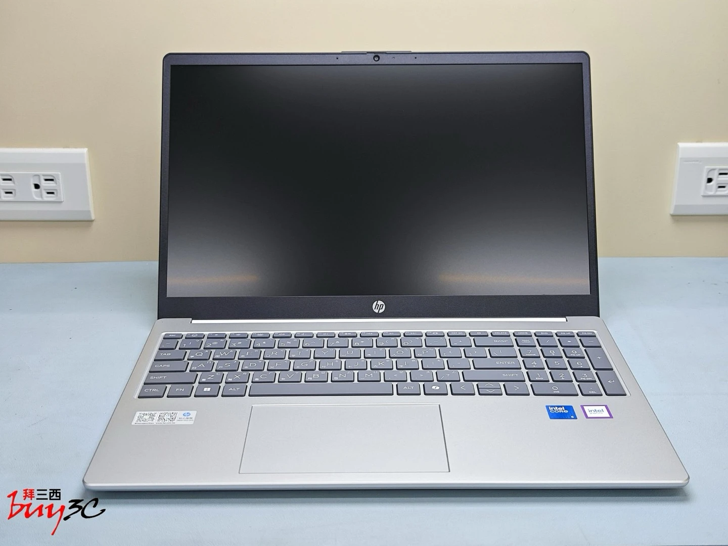 HP Laptop 15-fd0859TU 正面：15.6 吋螢幕與銀色鍵盤面