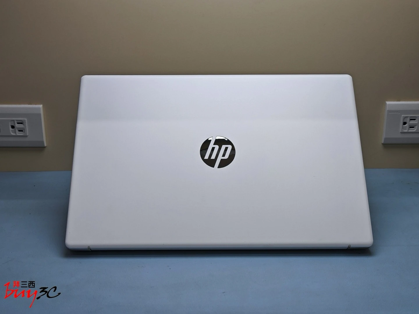 HP Laptop 15-fd0859TU 白色霧面上蓋與 HP 標誌