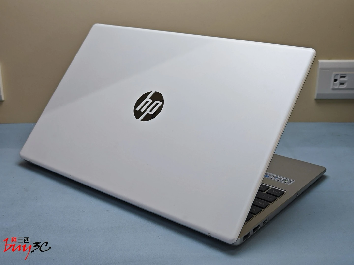 HP Laptop 15-fd0859TU 白色上蓋斜角外觀