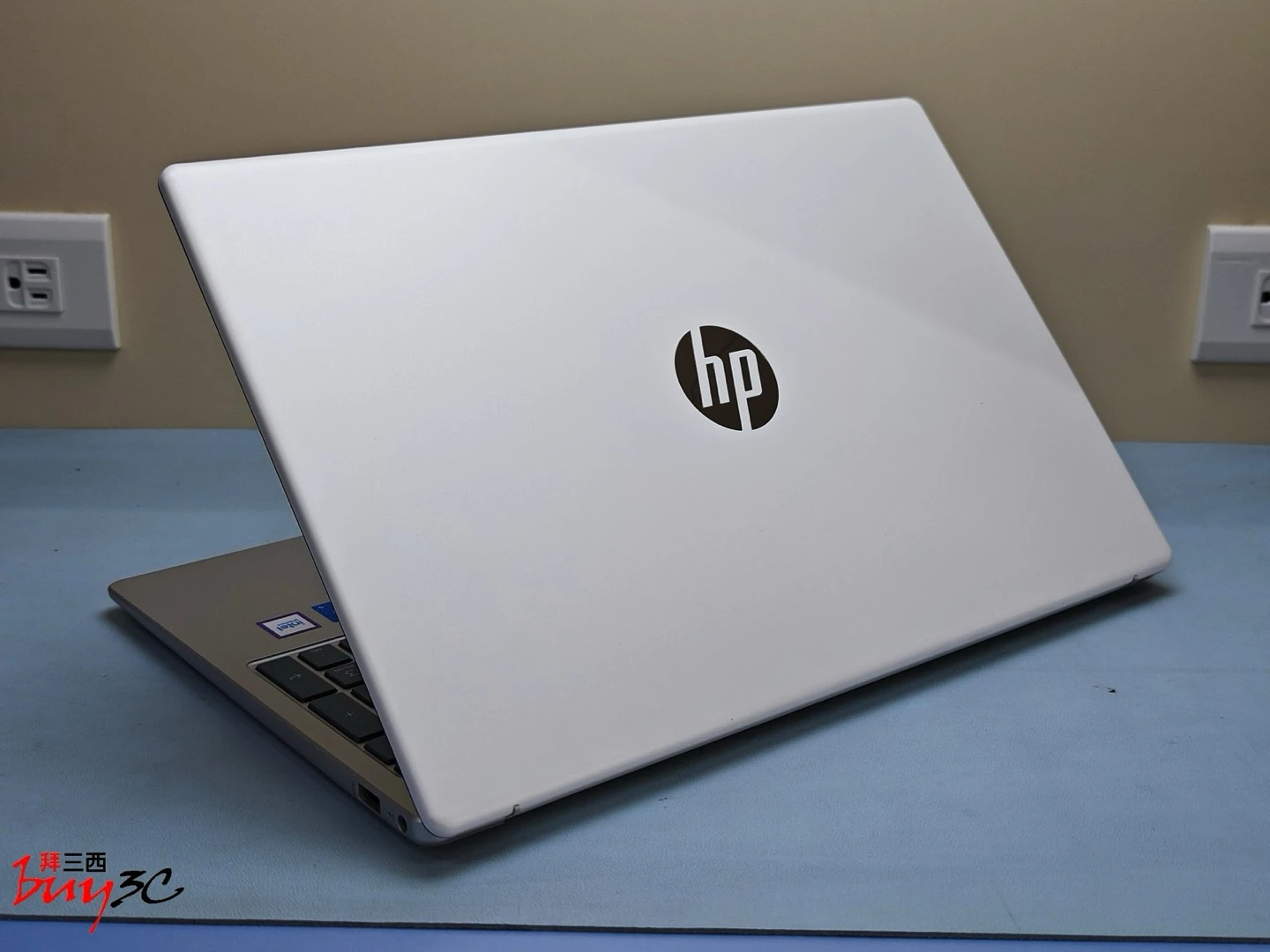 HP Laptop 15-fd0859TU 上蓋另一側斜角，可見銀色機身跳色