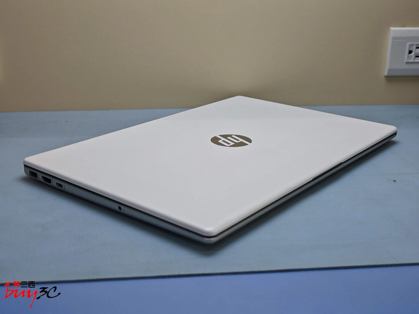 HP Laptop 15-fd0859TU 闔上後斜角外觀與左側連接埠