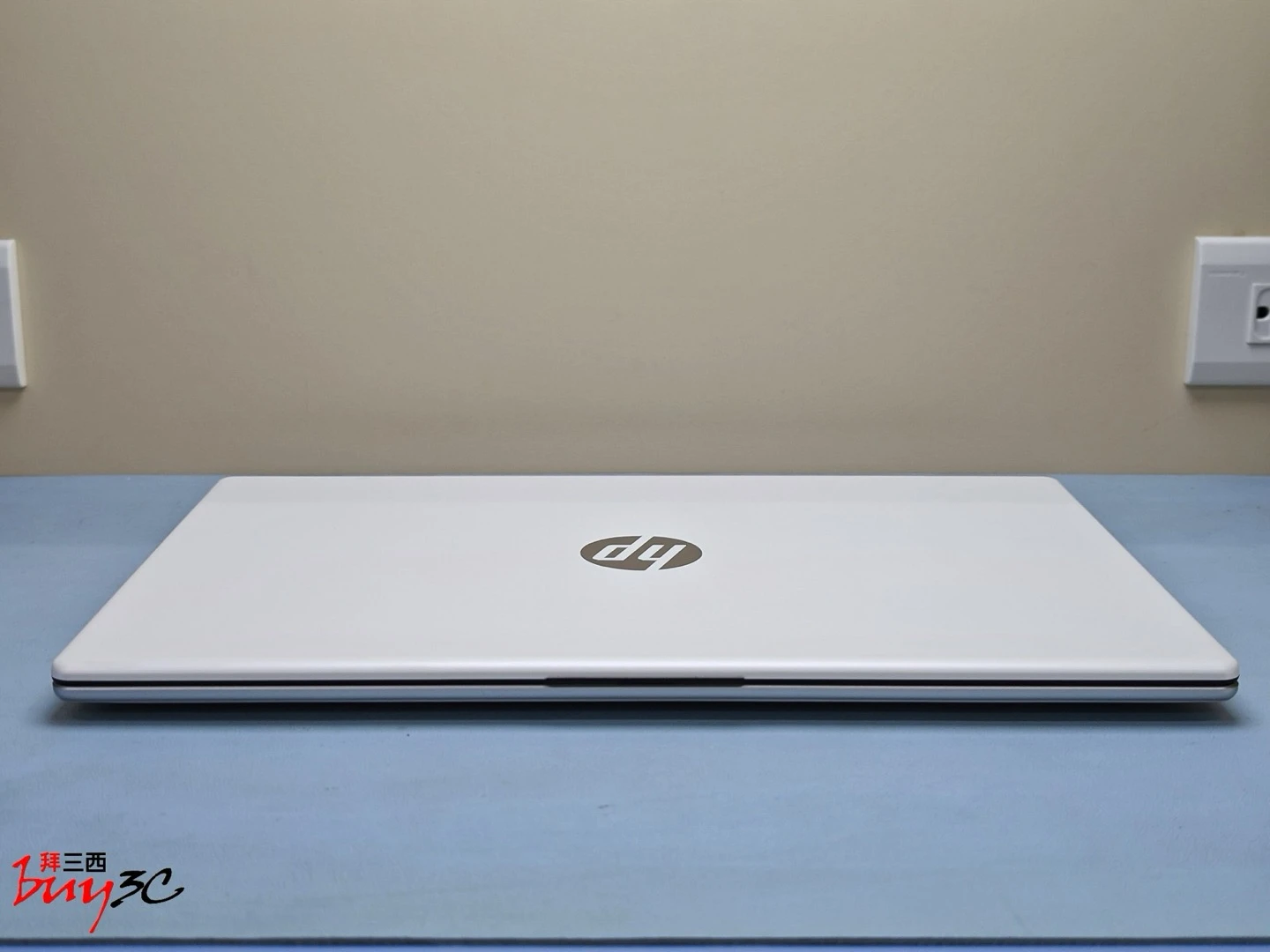 HP Laptop 15-fd0859TU 闔上後正面