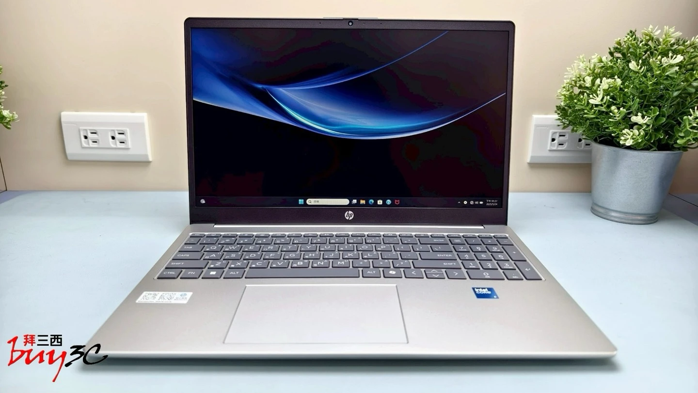 HP Laptop 15 螢幕點亮顯示 Windows 11 桌面