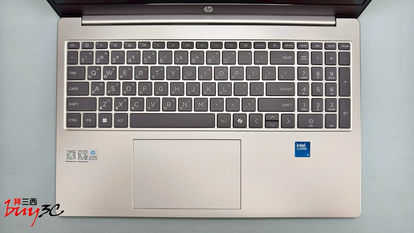 HP Laptop 15 全尺寸鍵盤、數字鍵與觸控板
