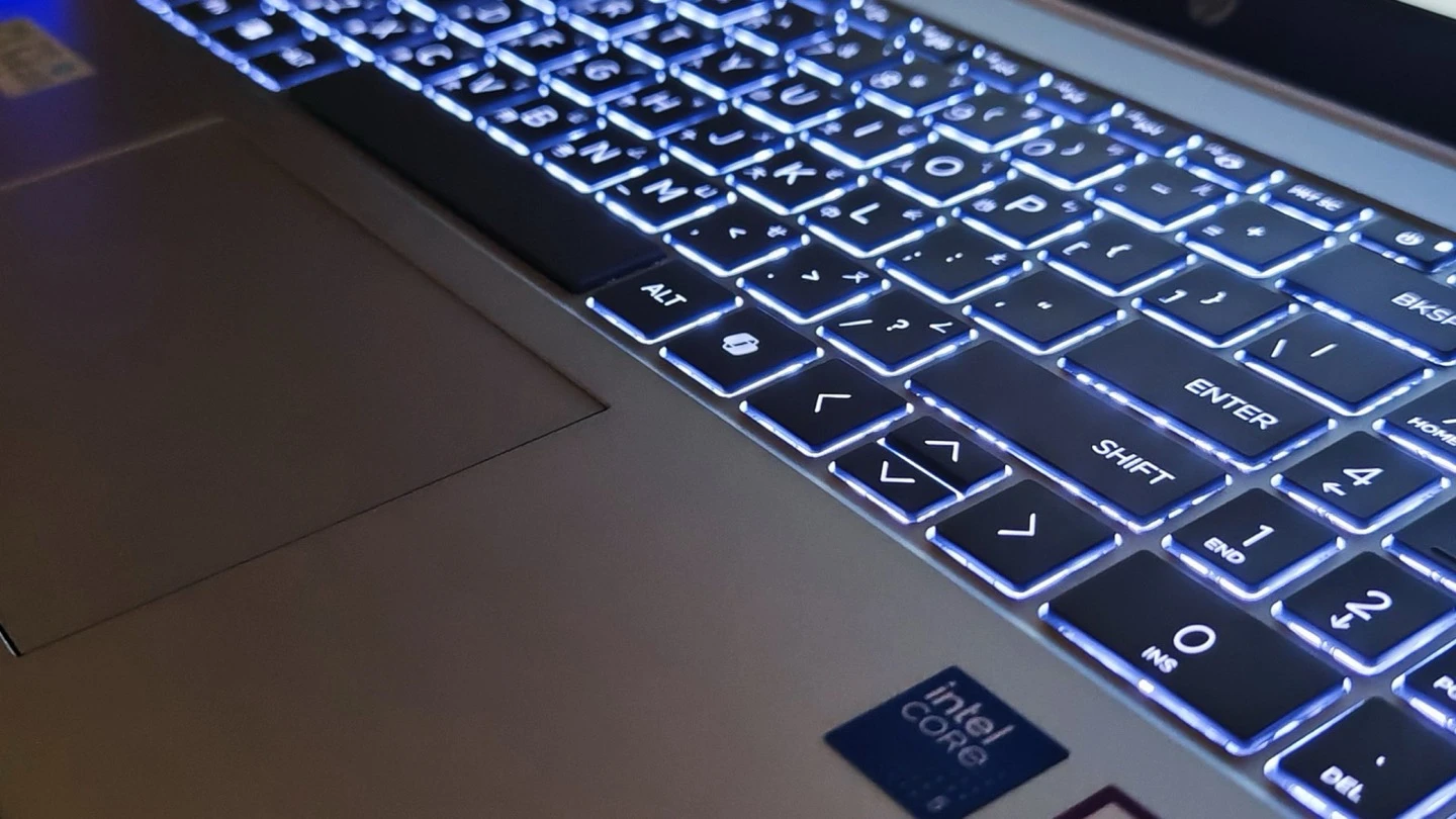 HP Laptop 15 鍵盤白色背光近照