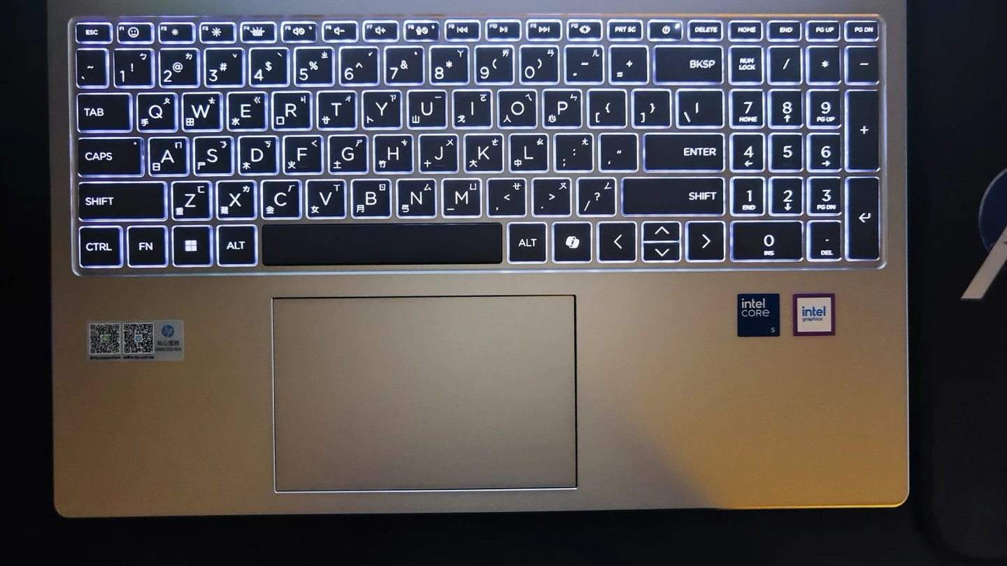 HP Laptop 15 鍵盤背光全亮