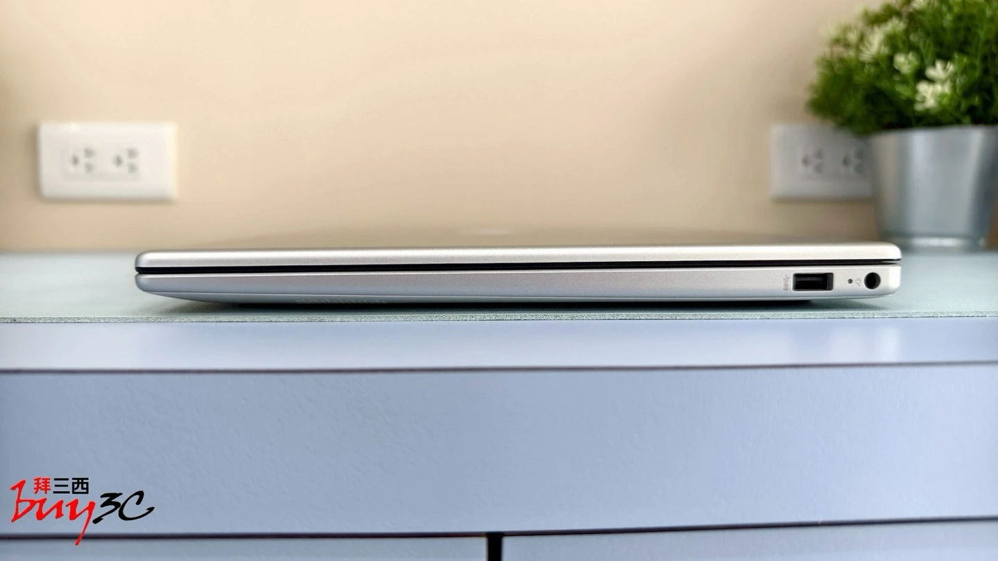 HP Laptop 15 右側連接埠：USB-A 與 DC 電源孔