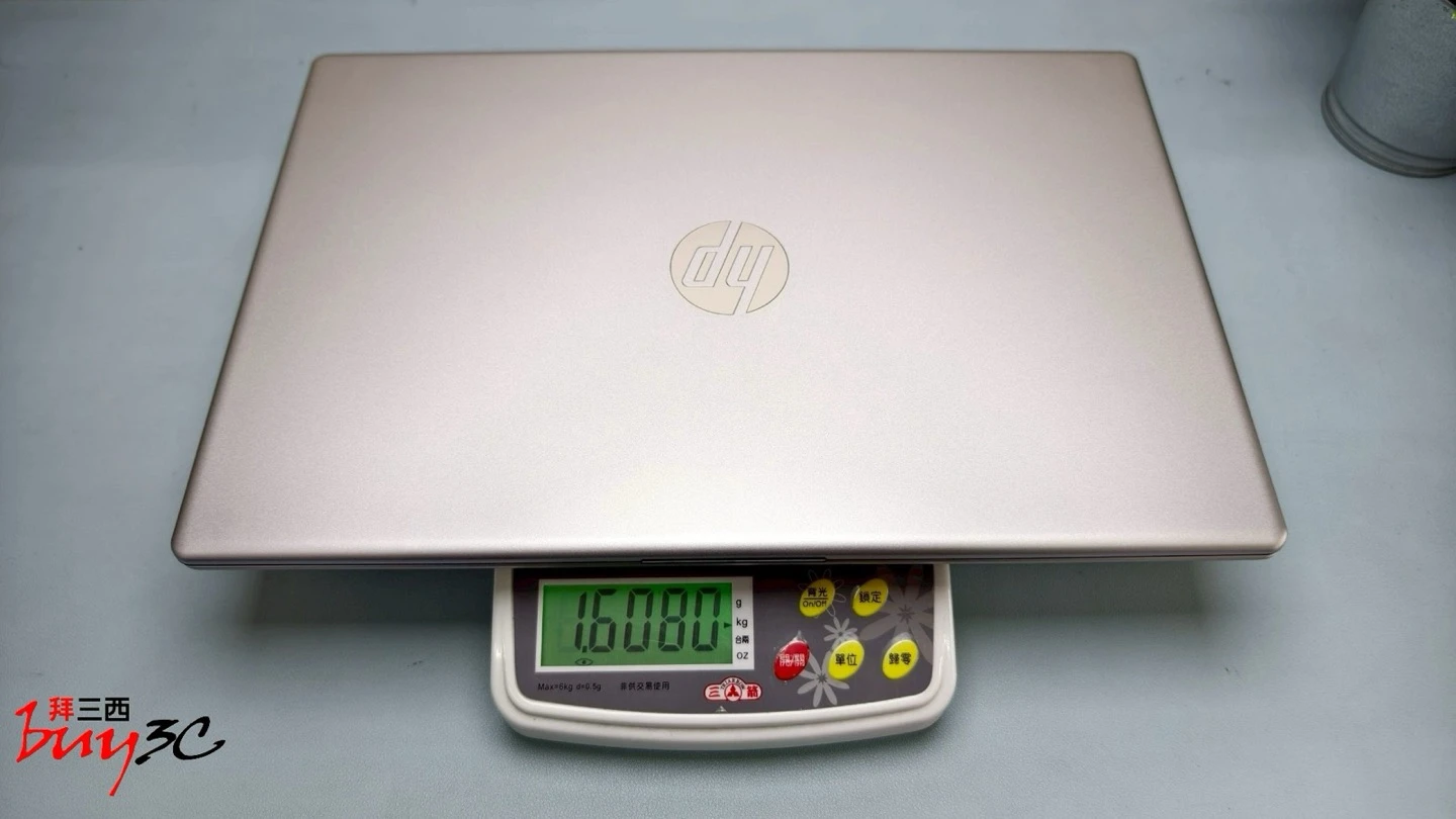 HP Laptop 15 放上電子秤實測約 1.608kg