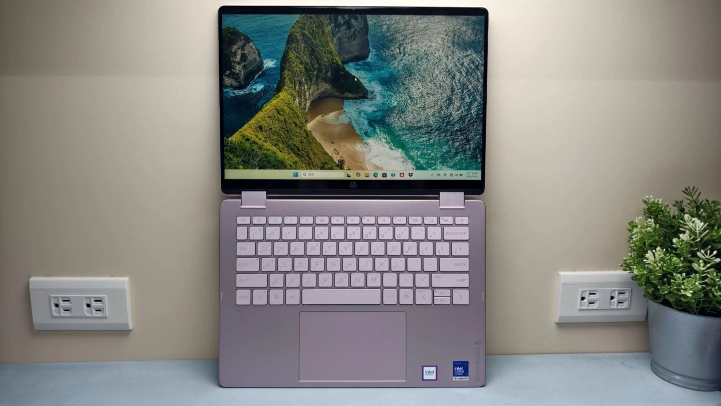 OmniBook 5 Flip 14 閨蜜粉正面:14 吋觸控螢幕與鍵盤