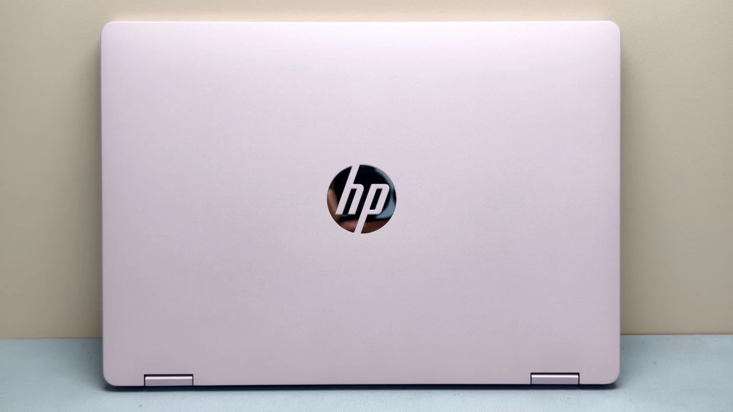 OmniBook 5 Flip 14 閨蜜粉上蓋與 HP 標誌