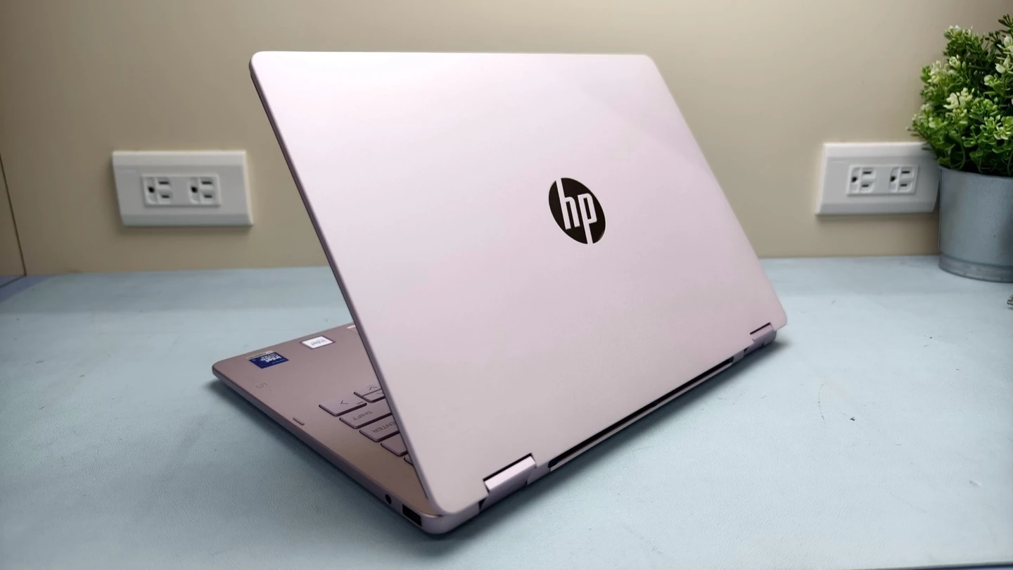 OmniBook 5 Flip 14 上蓋斜角外觀