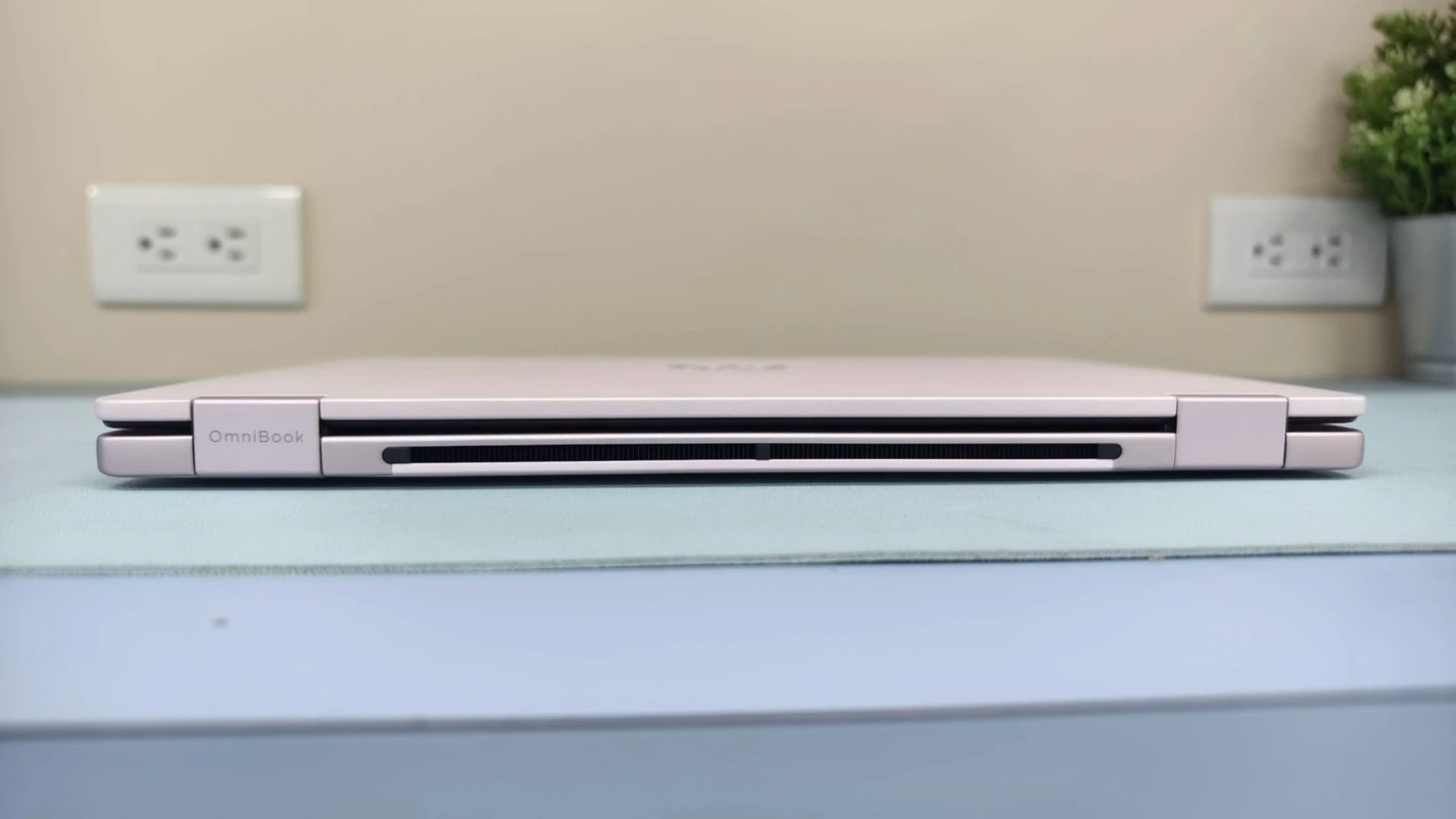 OmniBook 5 Flip 14 後側轉軸、散熱孔與 OmniBook 字樣