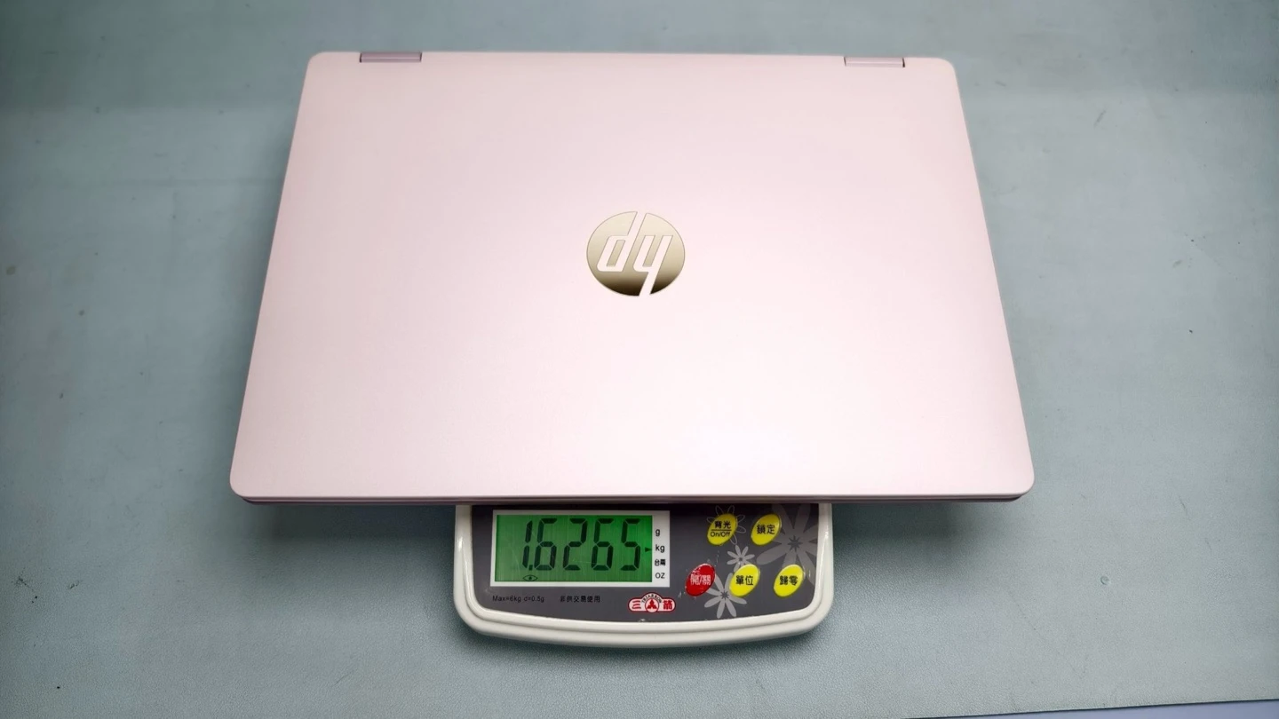 OmniBook 5 Flip 14 電子秤實測重量約 1.63kg