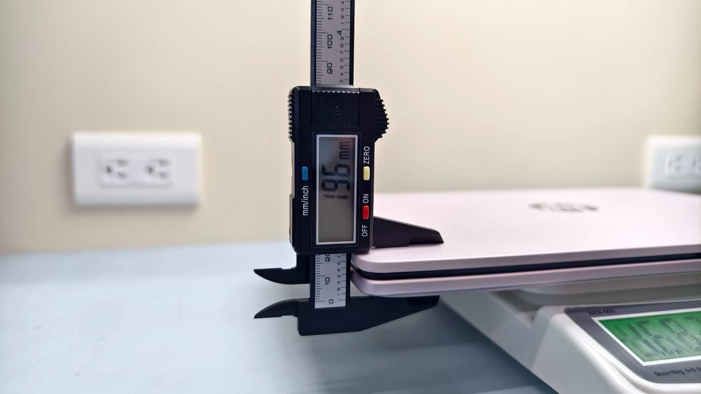 OmniBook 5 Flip 14 卡尺量測另一處厚度約 19.6mm