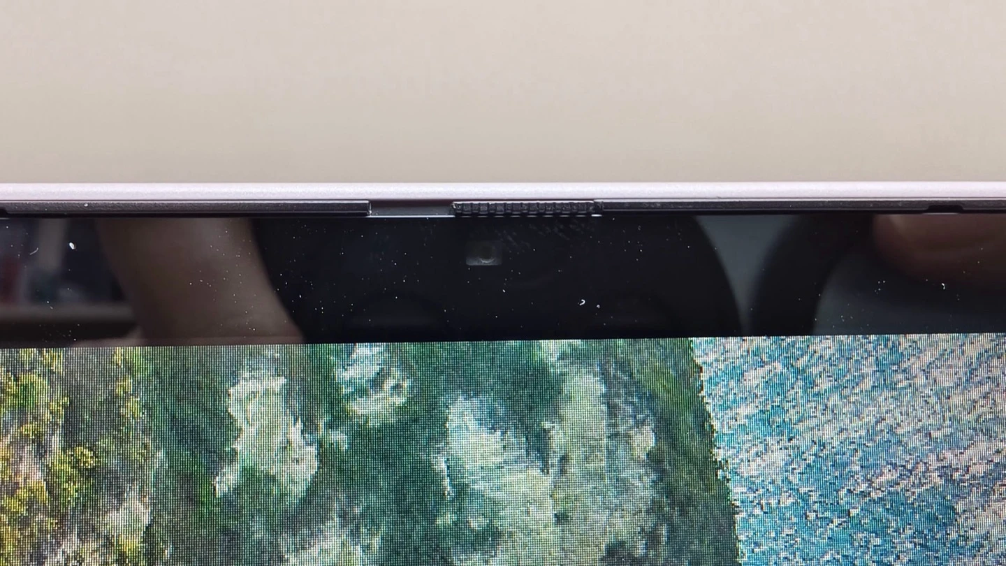 OmniBook 5 Flip 14 隱私快門打開後的 5MP IR 鏡頭
