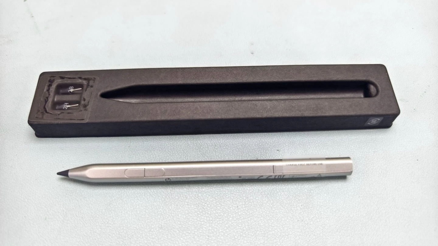 OmniBook 5 Flip 14 觸控筆與筆盒內的備用筆尖