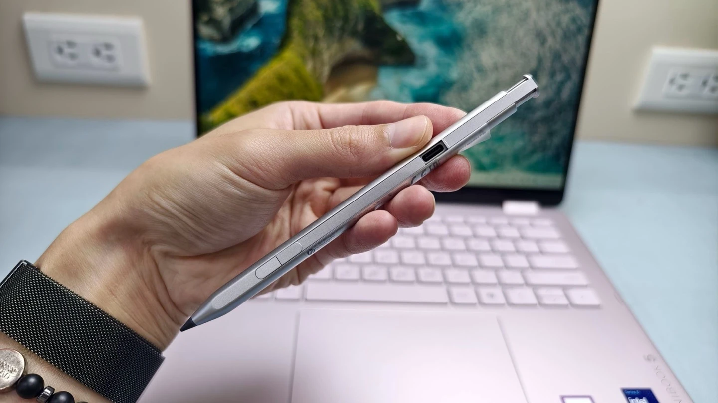 手握 OmniBook 5 Flip 14 觸控筆:側鍵與 USB-C 充電孔